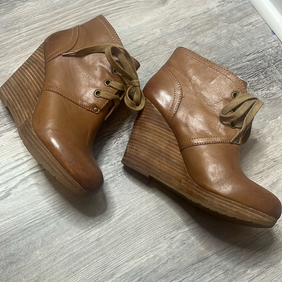 Lucky Brand Shoes - Women’s Lucky Brand Wedge Lace Up Ankle Booties size 8